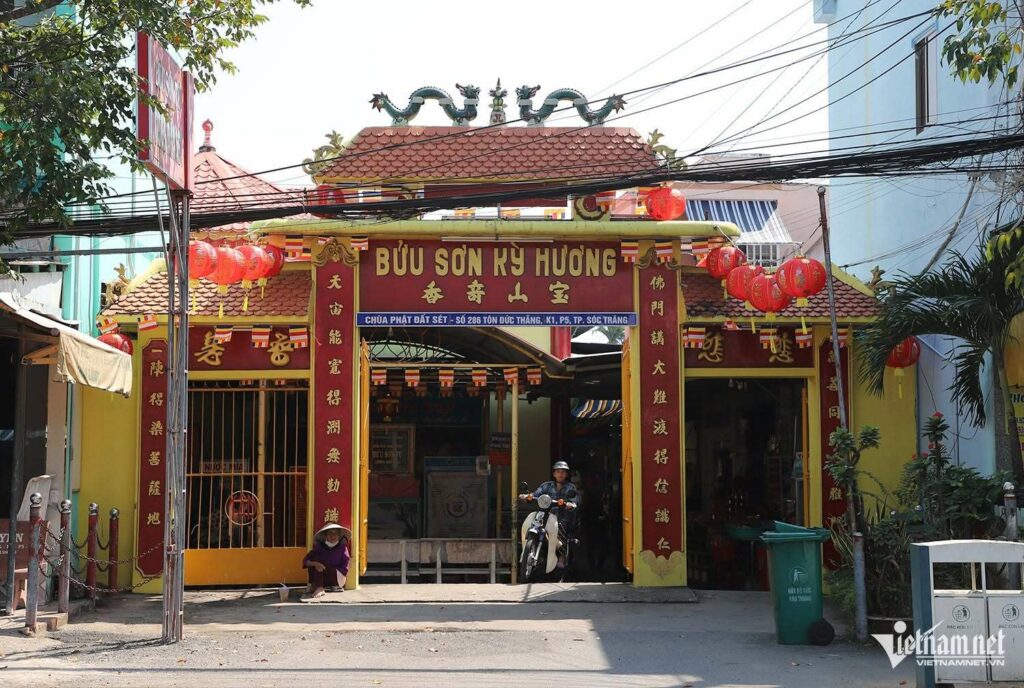 Portail d’entrée de la pagode Buu Son Tu