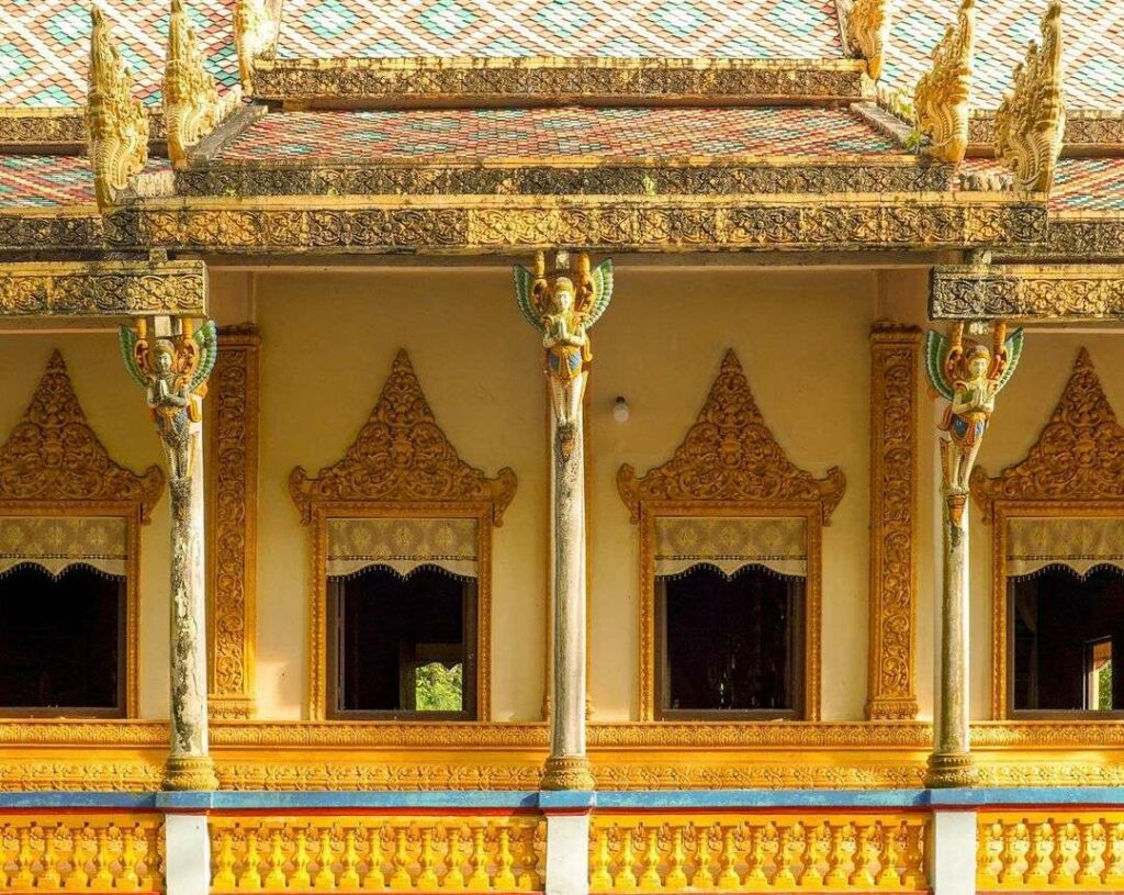 Détail de la toiture khmère ornée de motifs de naga