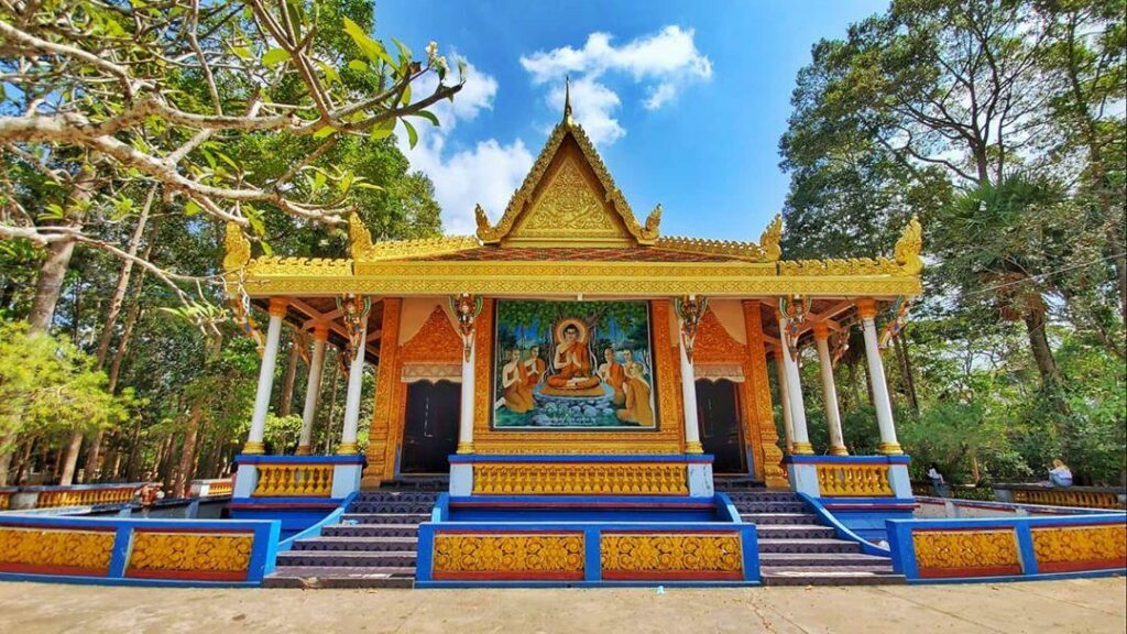 Sanctuaire principal de la pagode, à la toiture dorée richement ornée
