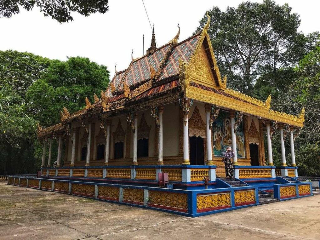 Visiteurs devant la façade de la pagode des Chauves-Souris