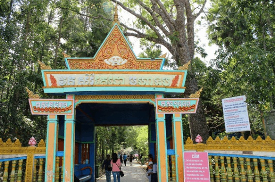 Portail d'entrée de la pagode des Chauves-Souris à Soc Trang