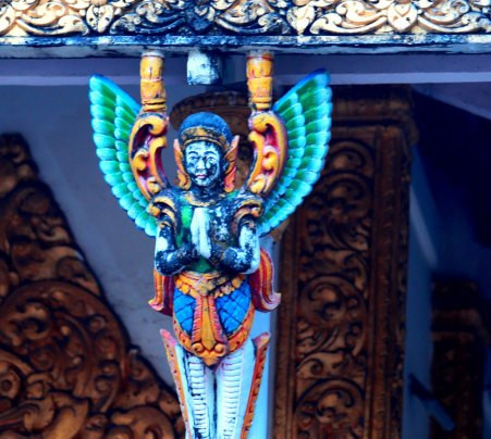 Figure Kemnar sculptée sur un pilier du sanctuaire, dans une posture d'accueil