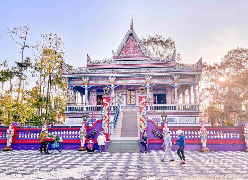 Façade ornée de dragons de la pagode Chen Kieu