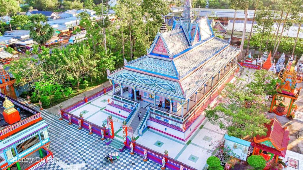 Toiture multicolore de la pagode Chen Kieu