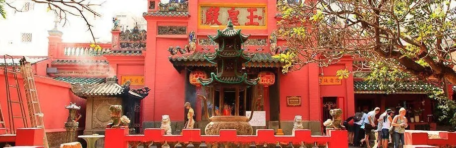 Vue extérieure de la Pagode de l'Empereur de Jade décorée de lanternes rouges