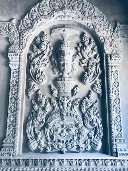 Bas-relief sculpté illustrant l'art khmer traditionnel de la pagode Som Rong