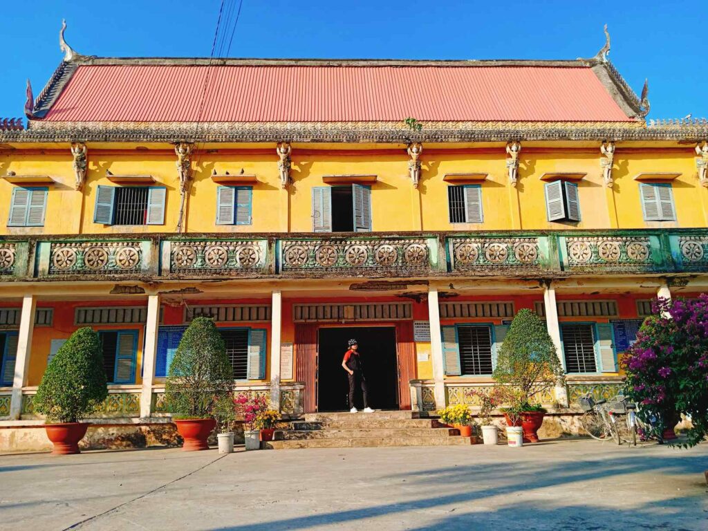 Bâtiment jaune à l'entrée principale de la pagode Som Rong à Soc Trang