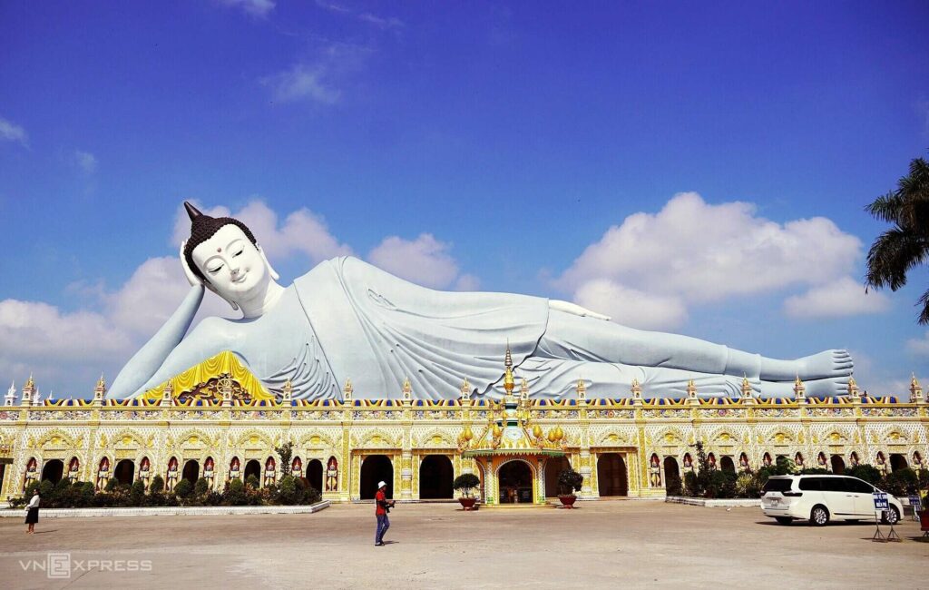 Visage du Bouddha couché, l'une des plus grandes statues de ce type au Vietnam