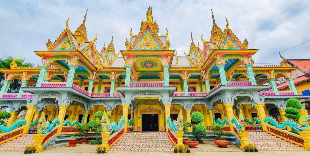 Façade dorée de la pagode Som Rong à Soc Trang