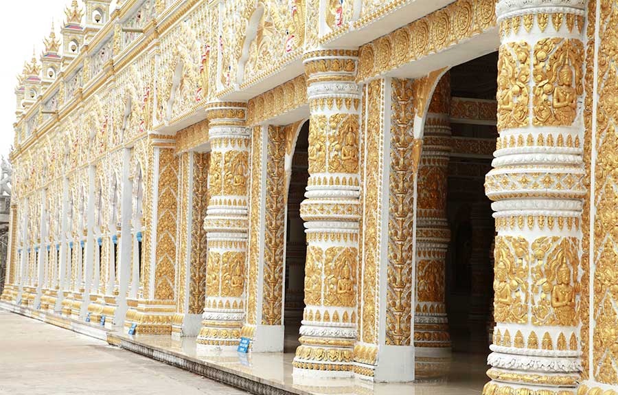 Façade dorée de la pagode Som Rong à Soc Trang