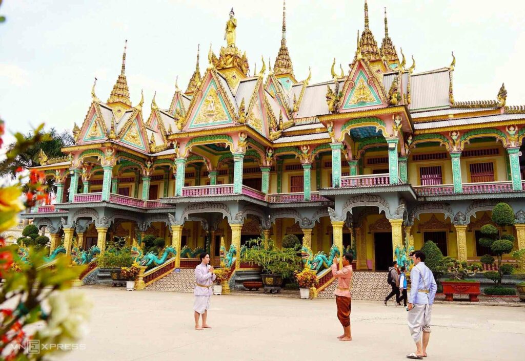 Fidèles en prière dans la cour intérieure de la pagode Som Rong
