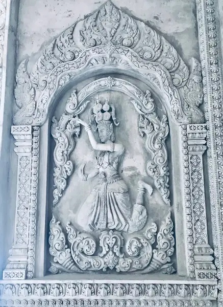 Sculpture représentant une danseuse apsara, motif emblématique de l'art khmer