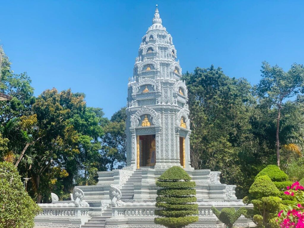 Stupa blanc finement sculpté, l'un des monuments à découvrir aux abords de la pagode
