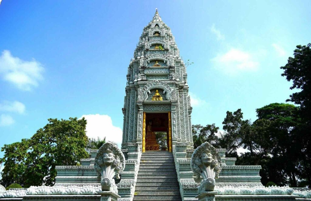 Stupa blanc de style angkorien, témoin de l'héritage khmer de la pagode