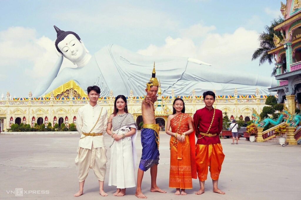 Visiteurs en costume traditionnel khmer devant la pagode Som Rong
