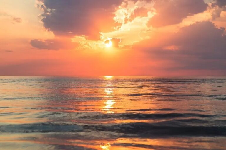 Coucher de soleil sur la plage de Ho Be