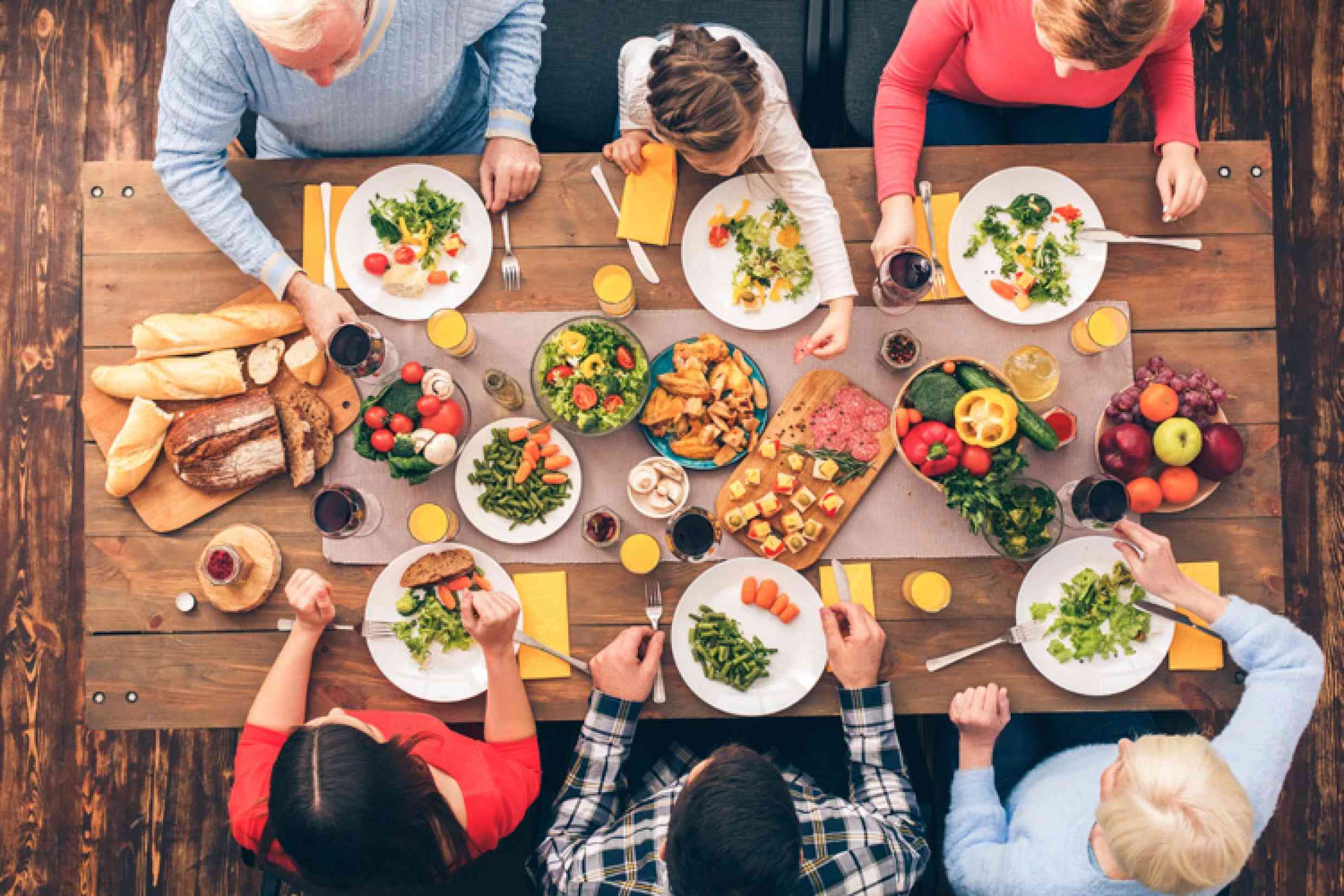 Vue du dessus d'une table française dressée avec une assiette individuelle pour chaque convive