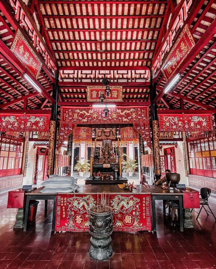 Salle intérieure en bois sculpté de la Pagode de l'Empereur de Jade