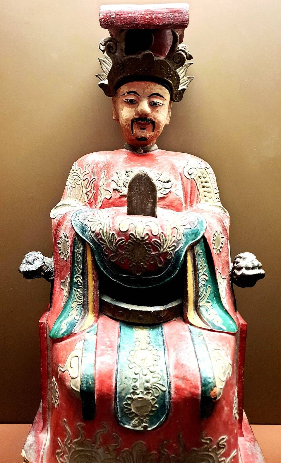 Statue ancienne en bois de Ngọc Hoàng conservée dans un musée d'histoire