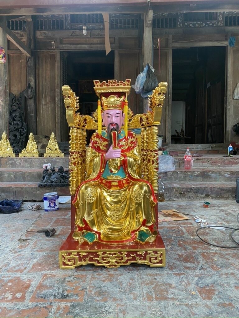 Statue de l'Empereur de Jade en cours de restauration dans un atelier