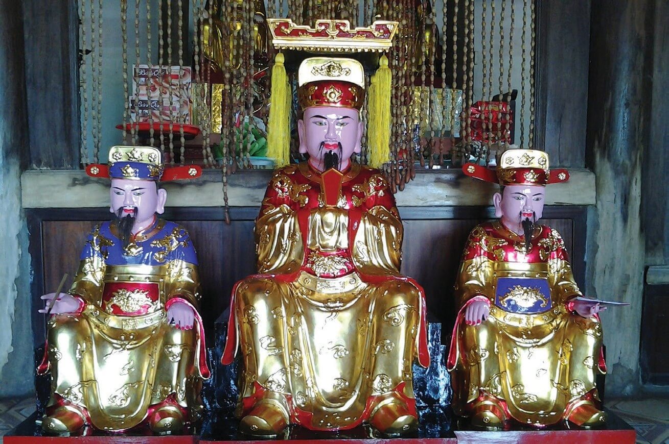 Statues de Ngọc Hoàng encadré par Nam Tào et Bắc Đẩu dans un temple