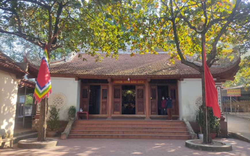 Façade du temple dédié à Bắc Đẩu entouré d'arbres