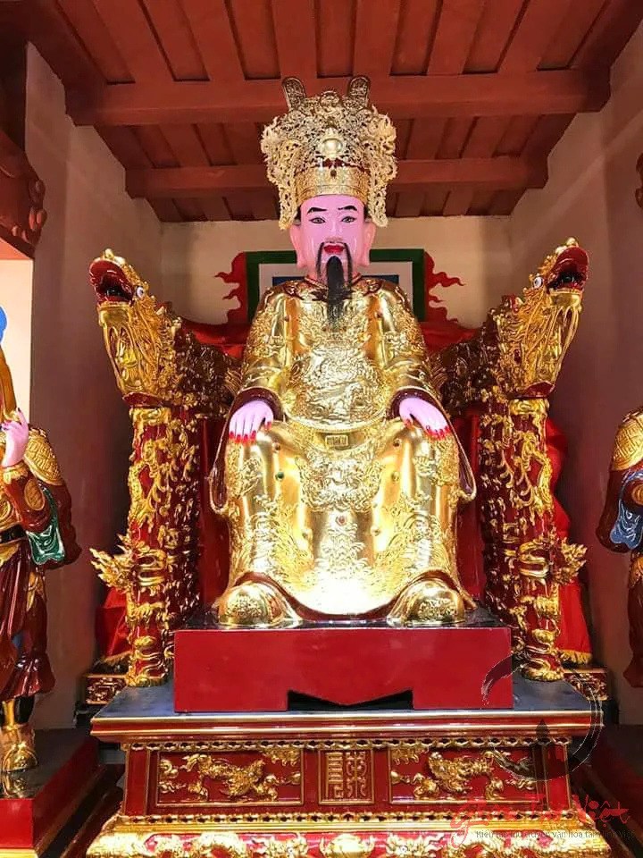Statue dorée d'un génie tutélaire vénéré dans un temple vietnamien