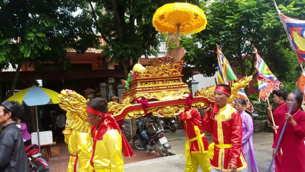 Procession traditionnelle portant le palanquin doré d'un génie tutélaire