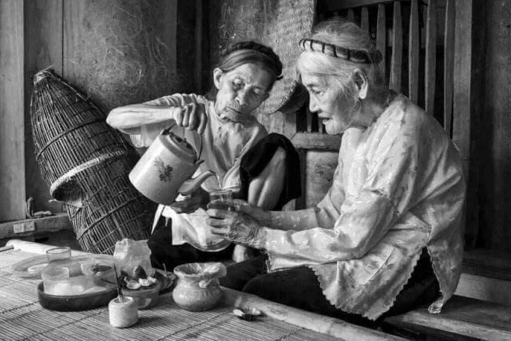 Femme âgée préparant le thé selon la tradition vietnamienne
