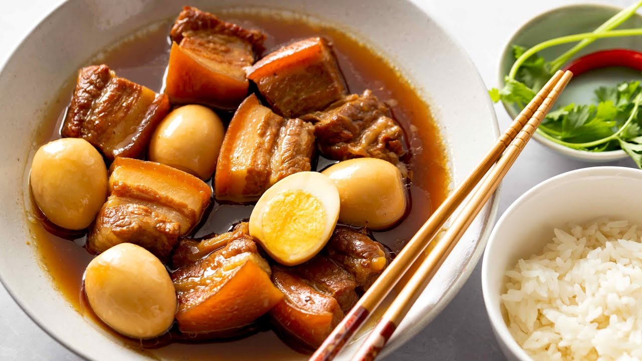 Thịt kho tàu, porc et œufs mijotés à la sauce caramel