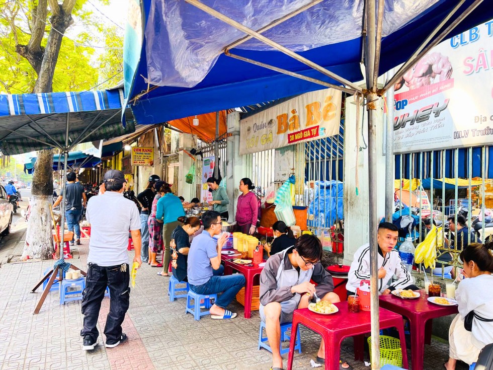 Petit-déjeuner de rue sur un trottoir animé au Vietnam