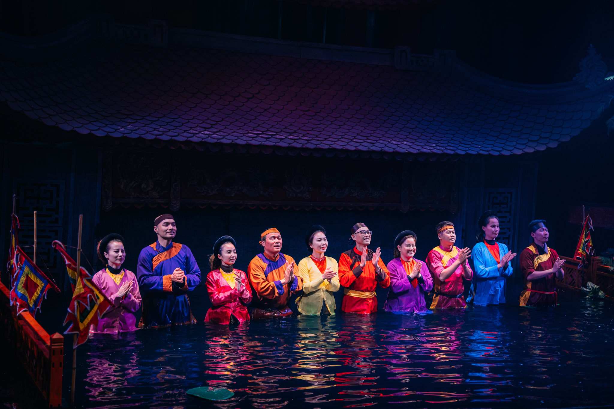 Artistes saluant le public au théâtre Thang Long de Hanoï