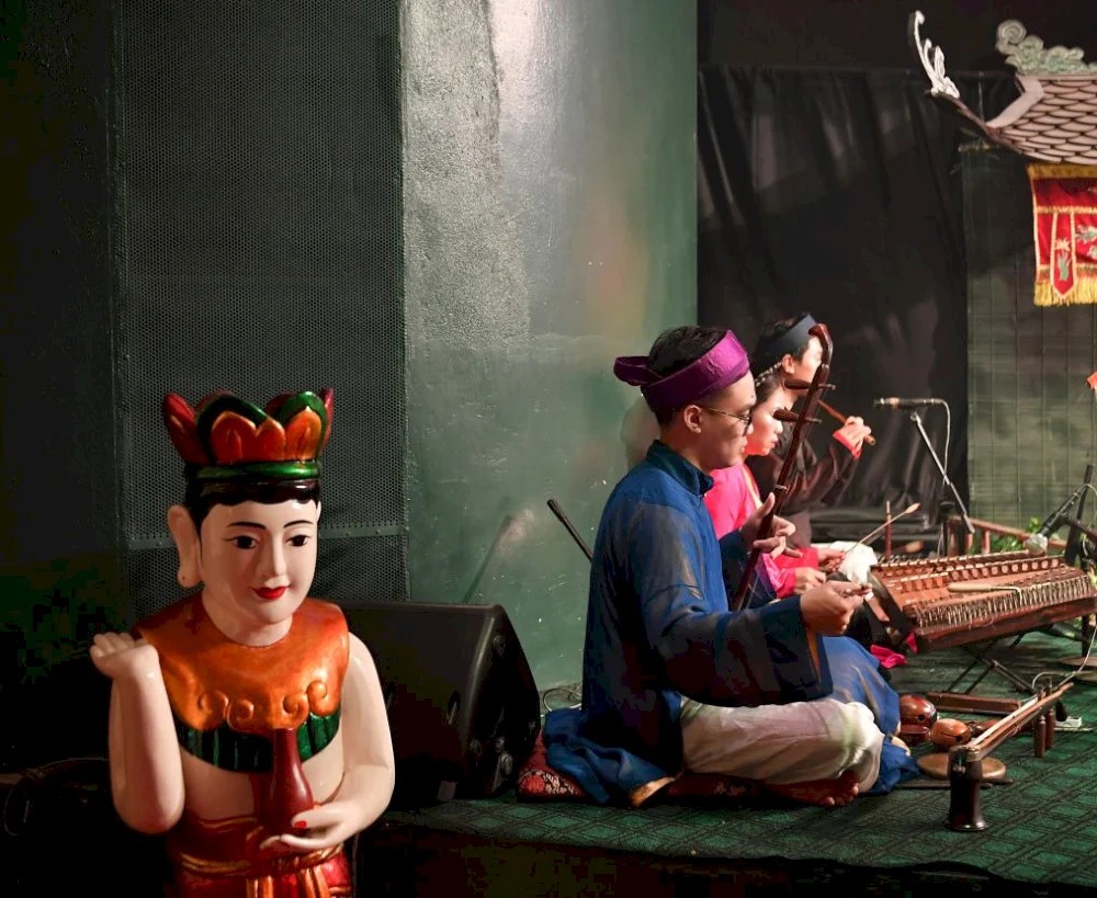 L’orchestre traditionnel accompagne le spectacle avec la cithare monocorde, la vièle à deux cordes, la flûte en bambou et les percussions