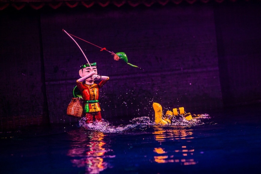 Scène de pêche traditionnelle jouée par des figurines articulées