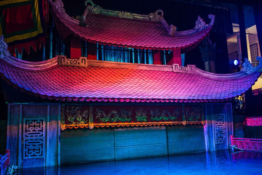 Scène du thuy dinh, pavillon flottant traditionnel vietnamien