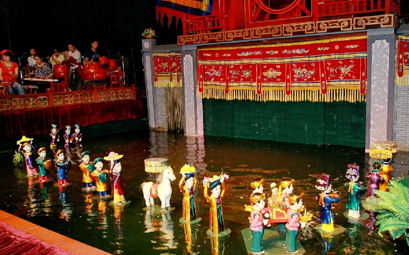 Spectacle aquatique traditionnel dans un théâtre de Saïgon