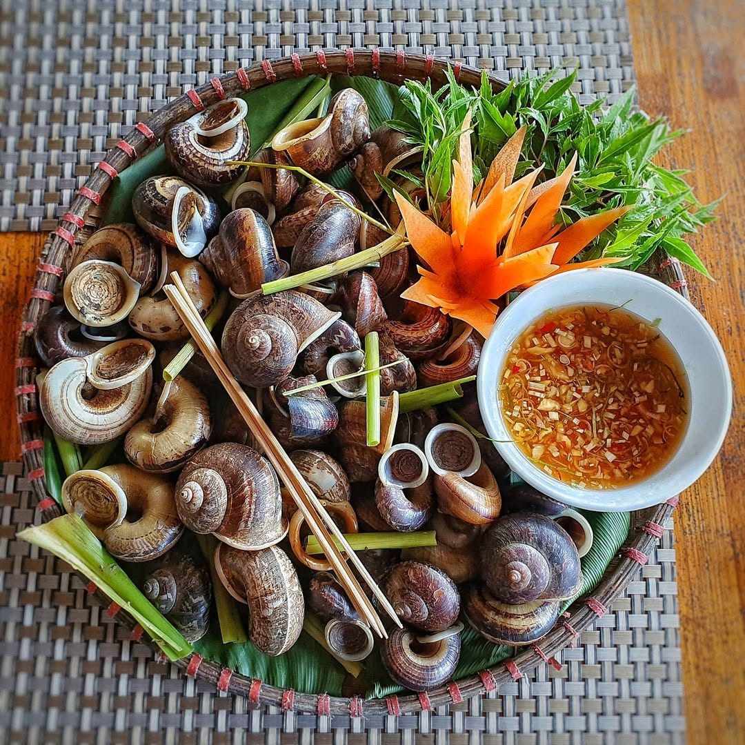 Escargots de montagne servis sur un plateau avec sauce au piment cuisine Pu Luong