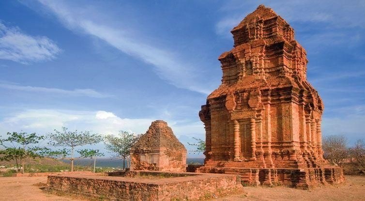 Tour cham de Po Sah Inu avec la mer en arrière-plan à Phan Thiet