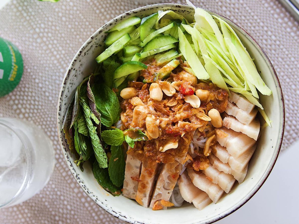Bol de bun thit heo Da Nang avec vermicelles porc et legumes