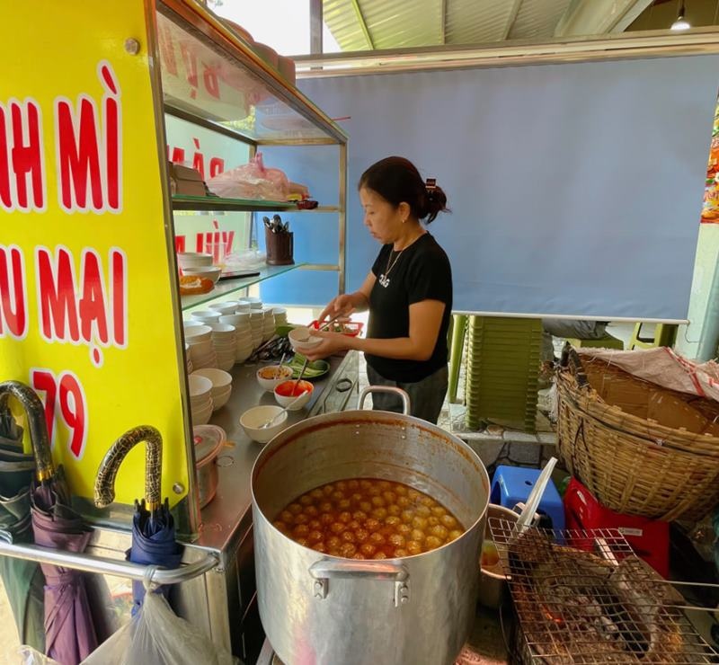 Banh mi xiu mai Dalat, baguette et soupe de boulettes de viande