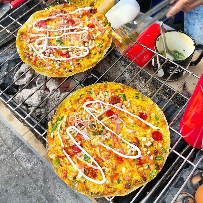 Banh trang nuong Dalat, galette de riz grillee garnie appelee pizza vietnamienne