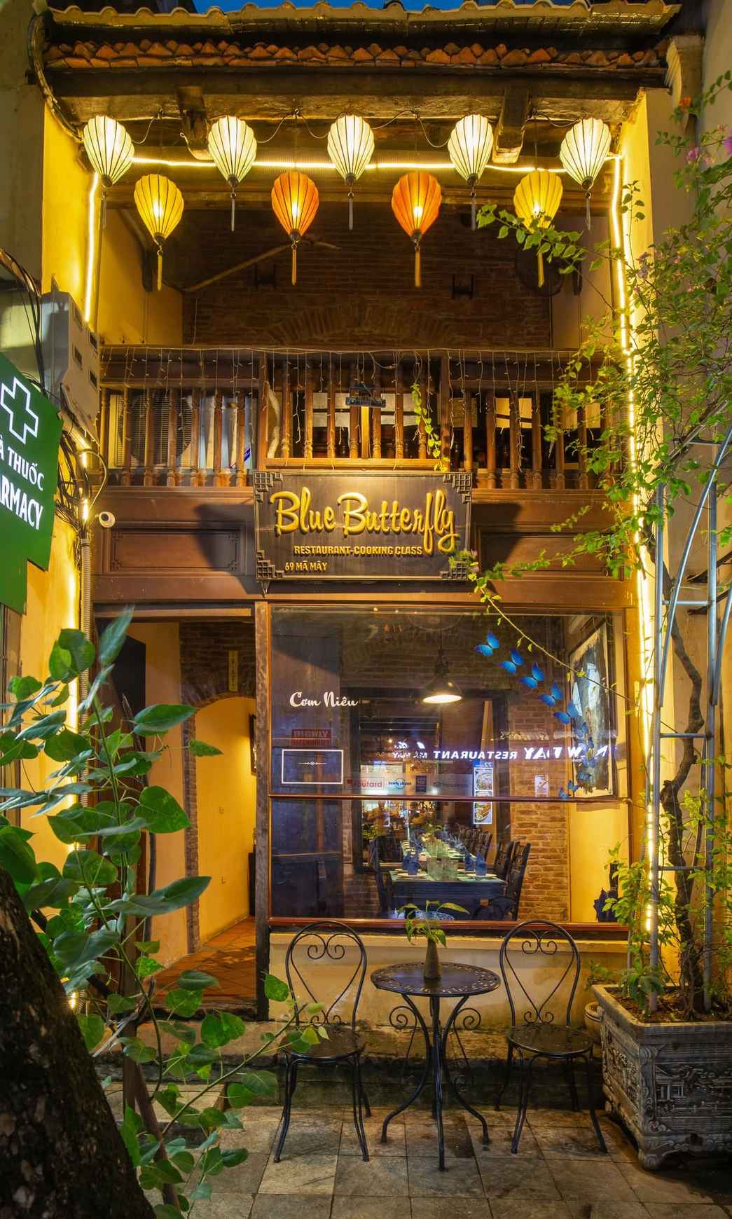 La façade illuminée du restaurant Blue Butterfly avec ses lanternes dans le vieux quartier de Hanoi