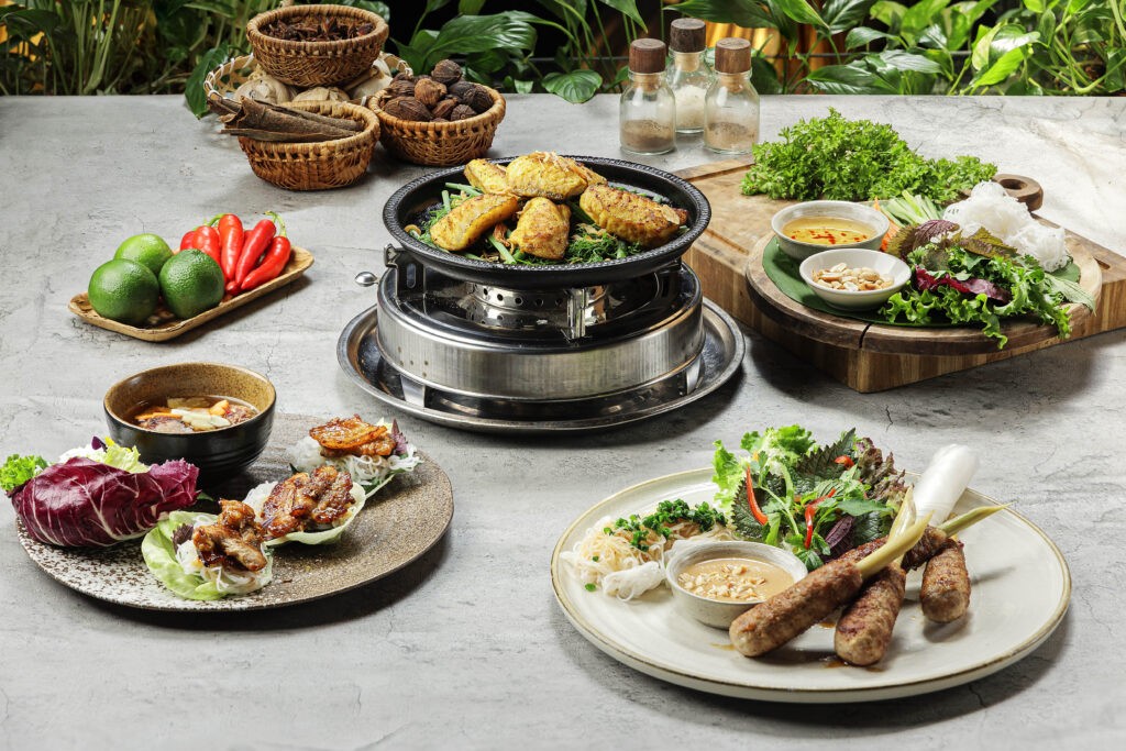 Un repas familial vietnamien au Blue Butterfly avec cha ca, nems et herbes fraîches