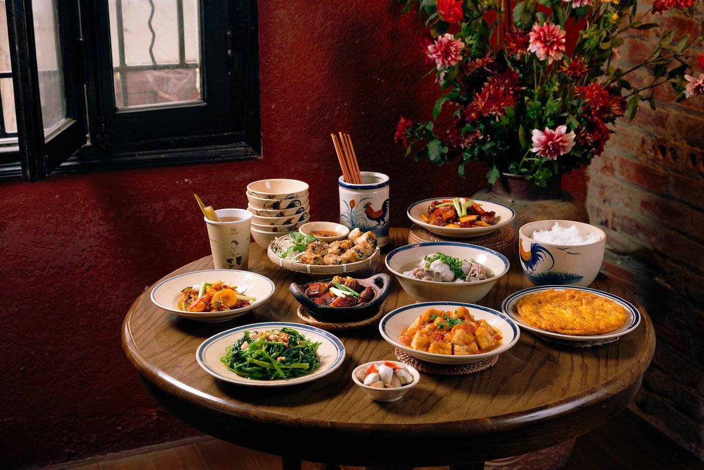 Repas familial typique de Hanoi au restaurant Com Le avec vermicelles et tofu