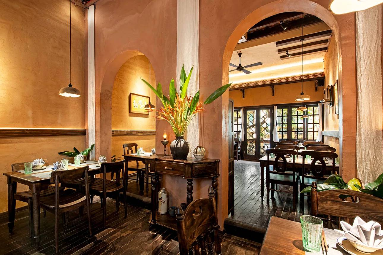Salle du restaurant Lan Ong avec mobilier en rotin et carreaux de ciment