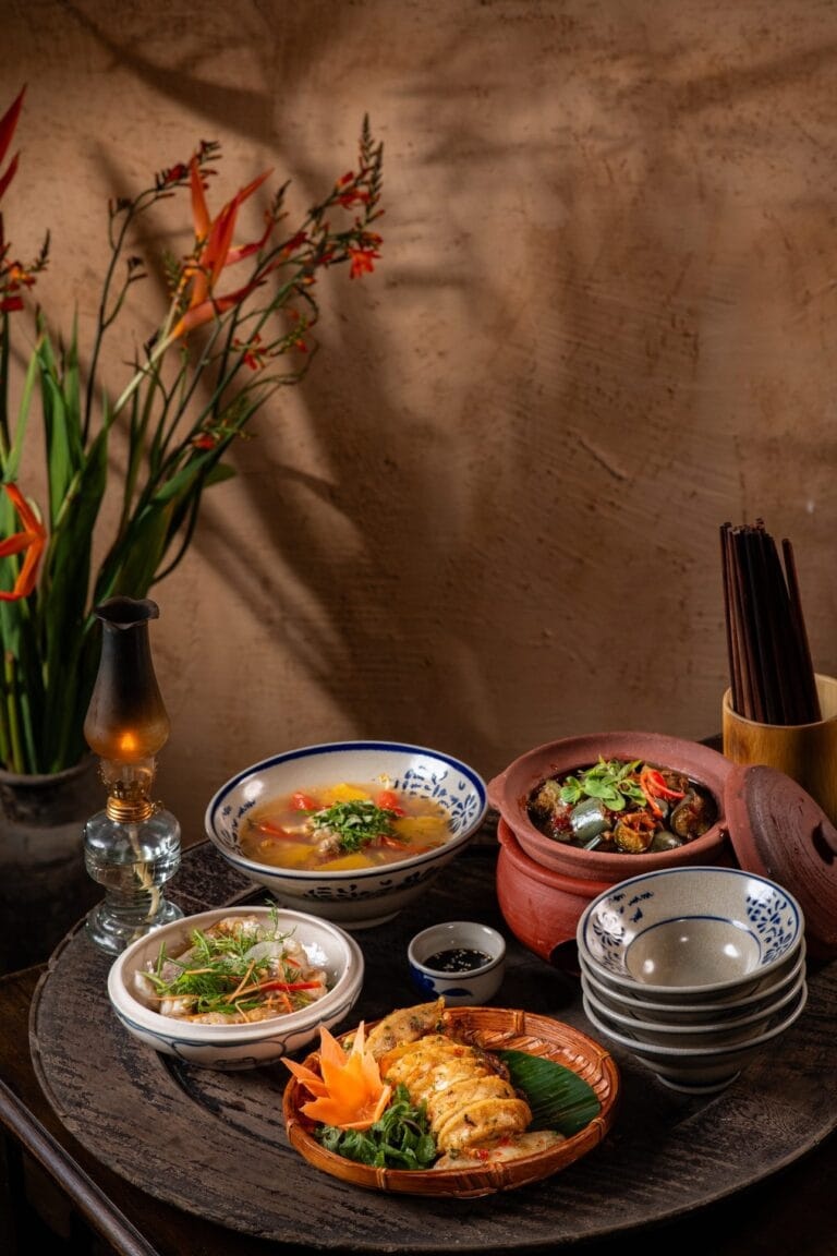 Mam com au restaurant Lan Ong a Hanoi avec soupe, poisson en cocotte et nems