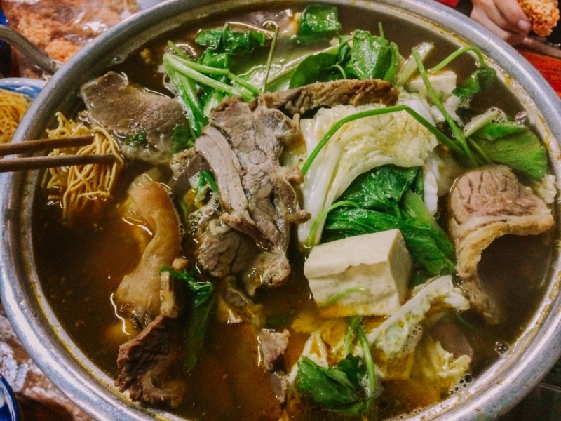Lau bo, fondue de boeuf aux legumes et herbes