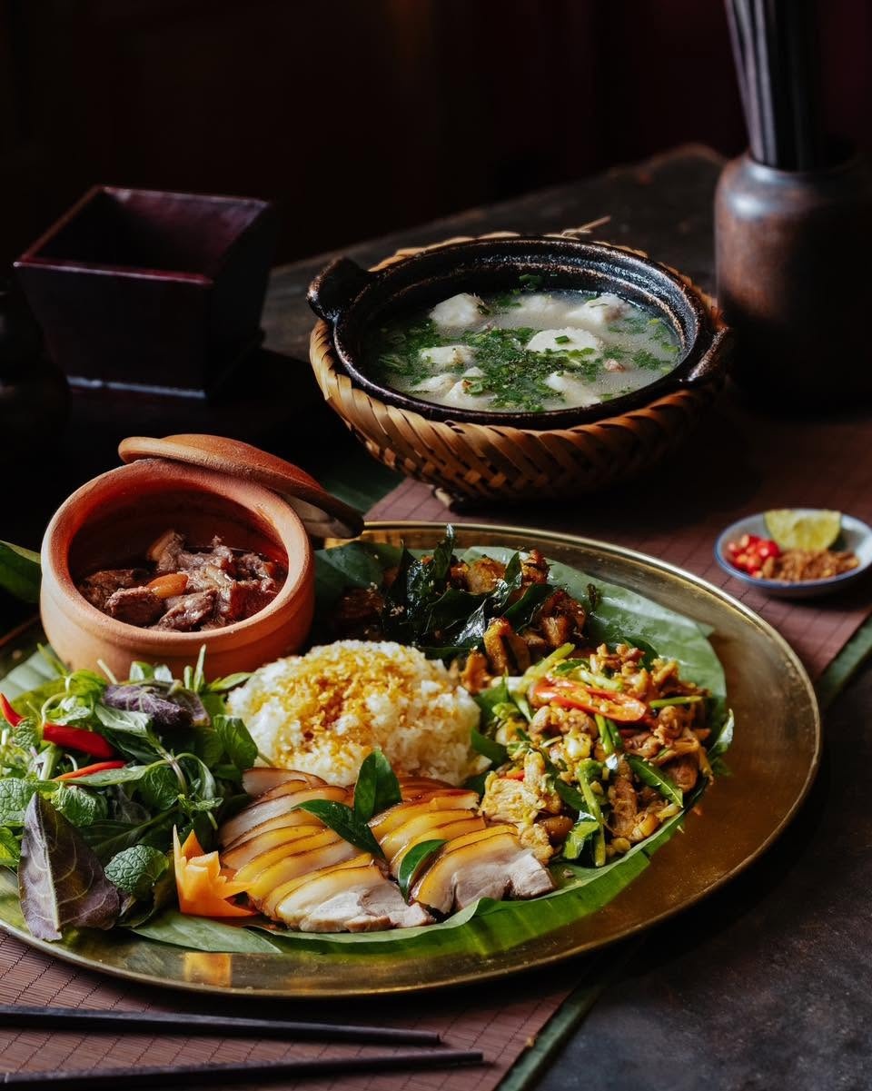 Plateau repas vietnamien au restaurant Nguyen Gia avec porc tranche riz et bouillon