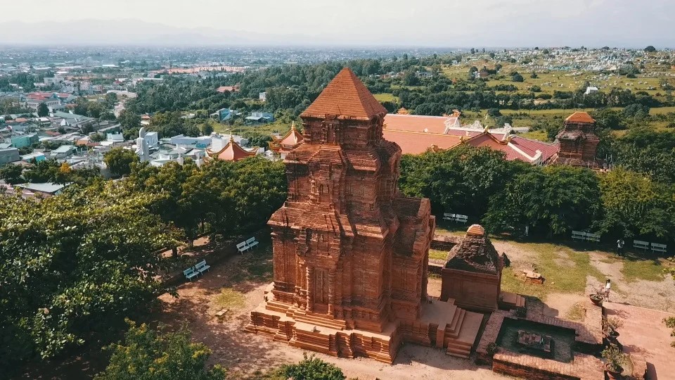 Vue aérienne des tours Po Sah Inu surplombant la ville de Phan Thiet