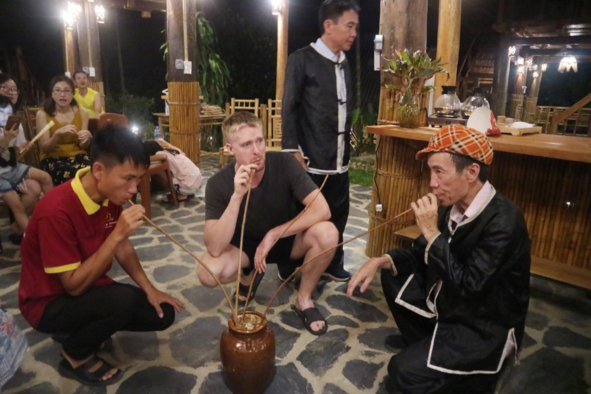 Jarres decorees de ruou can alcool de riz fermente des ethnies de Pu Luong